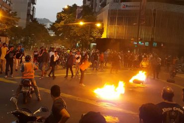 ¡ENTÉRESE! Reportan protestas nocturnas en Caracas en Chacao, La Urbina y Los Cortijos (Fotos + Video)
