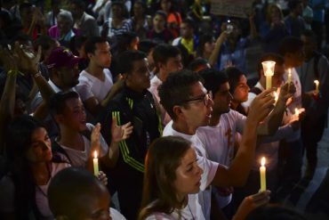 ¡PUEBLO EN LA CALLE! Así está la Plaza Bolívar de Chacao en vigilia de 12 horas por los “caídos” (+Fotos)