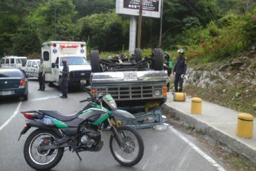 ¡LO ÚLTIMO! 2 niños heridos por vuelco de transporte escolar en Los Samanes