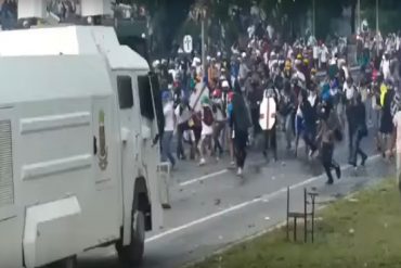 ¡IMPERDIBLE! El épico momento en que manifestantes hicieron retroceder a ballena de la GNB (+Video)