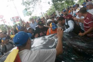 ¡URGENTE! Arrollan a 3 manifestantes durante plantón en Cabudare: destrozaron el carro y casi linchan al conductor