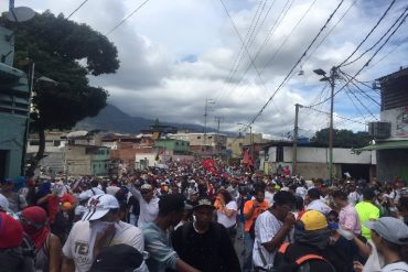 ¡LO ÚLTIMO! GNB lanza bombas lacrimógenas contra manifestantes opositores en barrio Chapellín