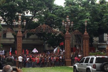 ¡URGENTE! Grupo oficialista intenta ingresar a la Asamblea Nacional: lanzaron explosivos (+Videos)