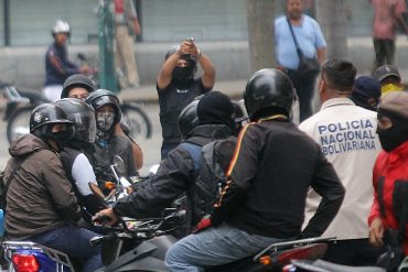 ¿ALÓ, REVEROL? Colectivo armado portaba chaleco antibalas del Ministerio de Interior y Justicia este #10M