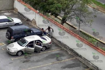 ¡INSÓLITO! Colectivos irrumpieron en residencia de La Urbina tras abrir boquete en un muro (+Video)