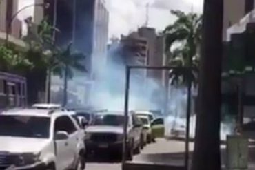 ¡RESTEADO! Conductor colabora con la resistencia, se baja del carro y devuelve una bomba lacrimógena (Video)