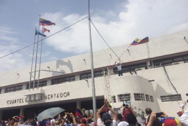 ¡MARACUCHAS RESTEADAS! Mujeres rompieron cordón de la GNB en el Cuartel Libertador (se montaron en el techo)