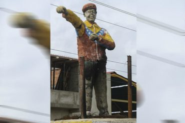 ¡SIN MIEDO! Le pegaron candela a una estatua de Chávez en Barquisimeto