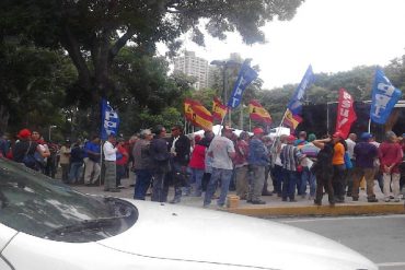 ¡SALVAJES! Chavistas agredieron a periodistas en la Fiscalía este #16May: hubo golpes y escupitajos