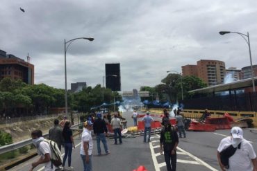 ¡ATENCIÓN! Manifestantes comienzan a formar barricadas en la autopista Francisco Fajardo