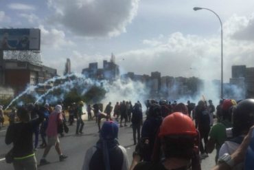 ¡LO ÚLTIMO! Con lacrimógenas, perdigones y agua reprimen a manifestantes en la Francisco Fajardo