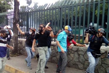 ¡SIGUE LA REPRESIÓN! Capriles fue atacado por las bombas lacrimógenas a la altura de Las Mercedes (+Video)