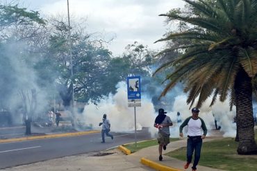 ¡ATENCIÓN! Reprimieron con lacrimógenas manifestación opositora en Maracaibo (+Fotos)