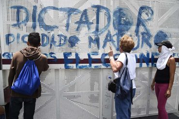 ¡A VER SI ENTIENDEN! El contundente mensaje que dejó una mujer en la tanqueta de la GNB (+Fotos)