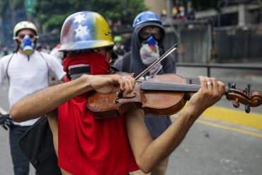 ¡CONMOVEDOR! En medio de los enfrentamientos en Chacaíto, un joven tocó con su violín el himno (+Video)