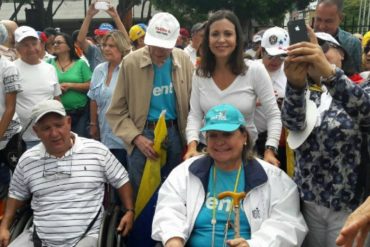 ¡RESTEADOS! Los padres de María Corina también se unieron a la marcha de los abuelos #12May