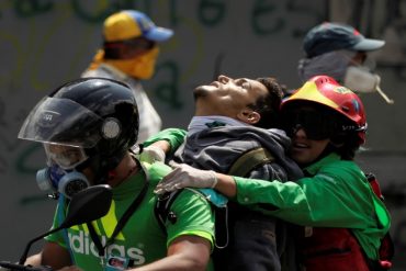 ¡DRAMÁTICA! La foto que retrata los últimos minutos de vida de Miguel Castillo tras ser atacado en protesta