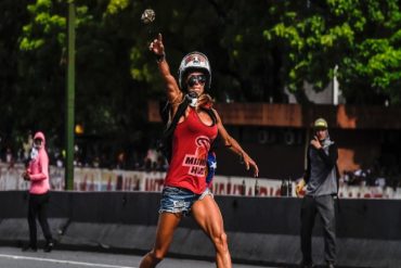 ¡UNA GUERRERA! Caterina Ciarcelluti, la mujer maravilla de las protestas en Venezuela (+Fotos)