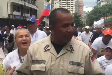 ¡HÉROE ANÓNIMO! Este es el policía que temporalmente acompañó a los abuelos en su marcha (+Video)