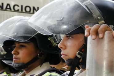 ¡IMPERDIBLE! La tristeza de las policías en la marcha de las mujeres por Venezuela (+Fotos)