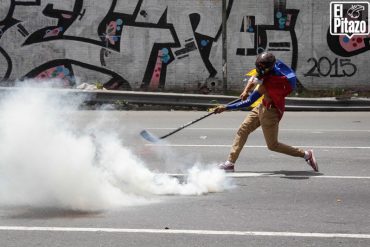 ¡RESISTENCIA CREATIVA! Manifestante devolvía bomba lacrimógena a la GN con un palo de hockey