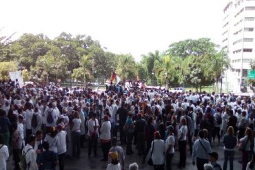 ¡ACTIVOS Y RESTEADOS! Opositores salieron desde Parque Cristal hacia el Ministerio de Salud este #22May (+Fotos)