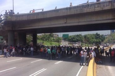 ¡CONTRA LA REPRESIÓN! Manifestantes trancan la autopista Prados del Este este #18May