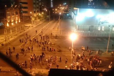 ¡ATENTOS! Tensa situación en Lechería: Reportan represión y joven herido con perdigonazo en el ojo