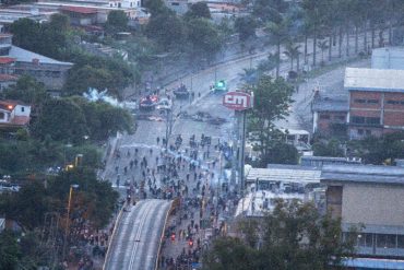 ¡BATALLA CAMPAL! Reportaron un herido de bala y otro arrollado tras brutal represión en San Antonio de los Altos