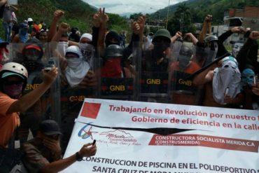 ¡SIN TEMOR! Manifestantes en Santa Cruz de Mora despojaron a GN de escudos y cascos