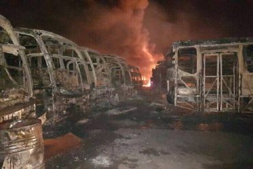 ¡NO QUEDÓ NADA! 51 unidades de Transbolívar quemadas tras incendio en Puerto Ordaz este #22May