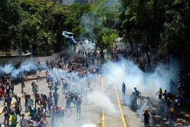 ¡ÚLTIMA HORA! Desmedida represión a estudiantes de la UCV: reportan asfixiados y heridos (+Video)