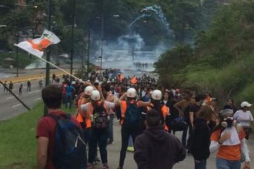 ¡ATENCIÓN! GNB reprime a estudiantes de la Unimet en el distribuidor Metropolitano: reportan heridos (+Videos)