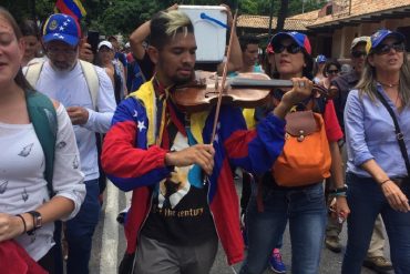 ¡ENTÉRATE! El violinista de las marchas estrena nuevo violín y tiene una idea genial para ayudar a otros