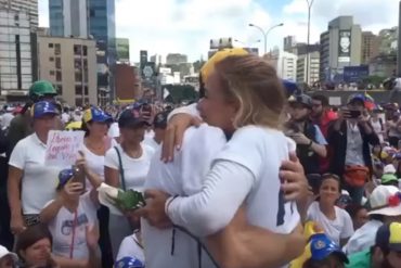 ¡HERMOSO! El sentido abrazo entre Lilian Tintori y Henrique Capriles en la marcha de este #6M (+Video)