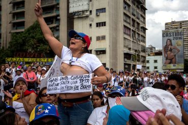 ¡FOTO DEL DÍA! Mujer se alzó la franela: “A mí me falta una t*ta pero a ustedes les faltan las b*las”