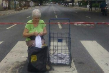 ¡PROTESTA CREATIVA! Abuela se puso a bordar mientras trancaba la avenida Luis Roche en Altamira