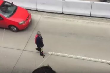 ¡GUERRERO! Abuelo marchó solo por la avenida Libertador, bastón en mano, tras represión de la PNB (+Video)