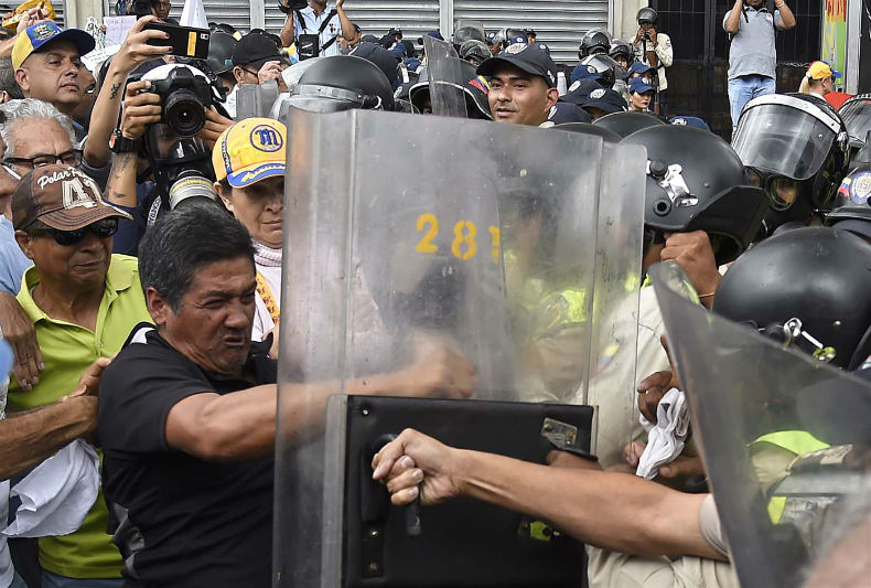 abuelos-ancianos-tercera-edad-jubilados-manifestacion-opositores-protesta-12M-2-07