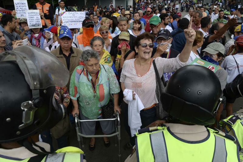 abuelos-ancianos-tercera-edad-jubilados-manifestacion-opositores-protesta-12M-2-09