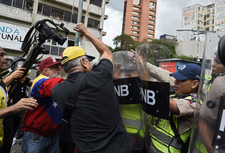 abuelos-ancianos-tercera-edad-jubilados-manifestacion-opositores-protesta-12M-2-10