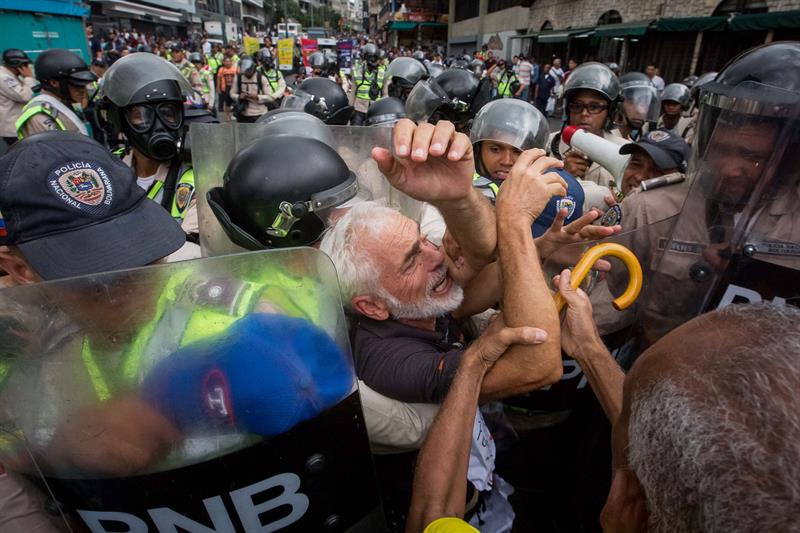 abuelos-ancianos-tercera-edad-jubilados-manifestacion-opositores-protesta-12M-5-01