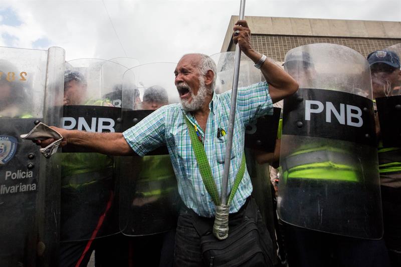 abuelos-ancianos-tercera-edad-jubilados-manifestacion-opositores-protesta-12M-5-04