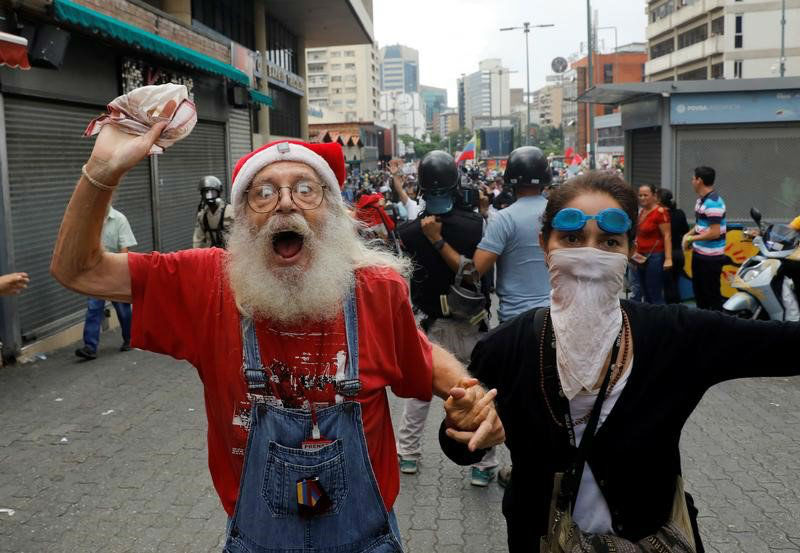 abuelos-ancianos-tercera-edad-jubilados-manifestacion-opositores-protesta-12M-7-04