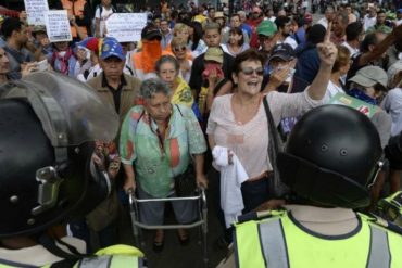 ¡SIN MIEDO! Pese a forcejeos y golpes abuelos resteados intentaron tumbar piquete de la PNB (+Video)