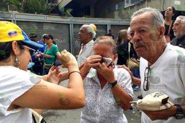 ¡MISERABLES! PNB reprime con gas pimienta concentración de los abuelos en Chacaíto (+Videos +No tienen perdón)