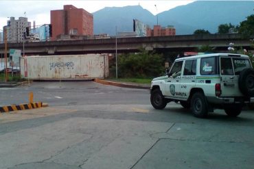 ¡INSÓLITO! Con containers bloquearon accesos desde Las Mercedes y Bello Monte a la Francisco Fajardo