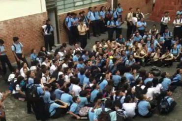 ¡SIGUEN LAS PROTESTAS! En Guatire los alumnos hicieron un plantón y se negaron a entrar a clases (+Video)