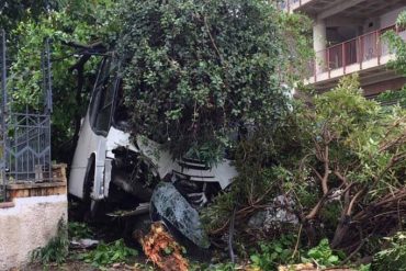 ¡ATENCIÓN! Se estrelló contra un árbol autobús que trasladaba a oficialistas en La Florida