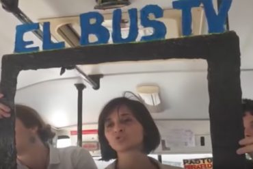 ¡APLAUSOS DE PIE! Periodistas venezolanos burlan censura del Gobierno con creativo noticiero en buses (+Video)